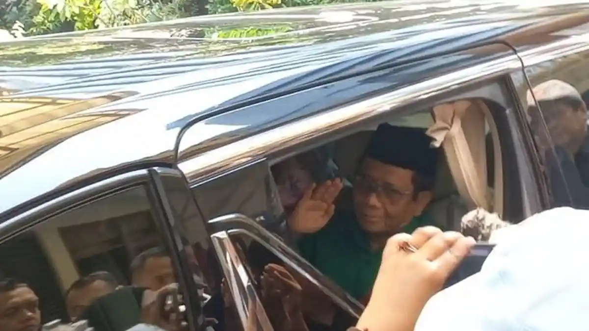 Jelang Pengumuman Bacawapres Ganjar Pranowo, Mahfud MD dan Istri Berangkat dari Rumah Dinas