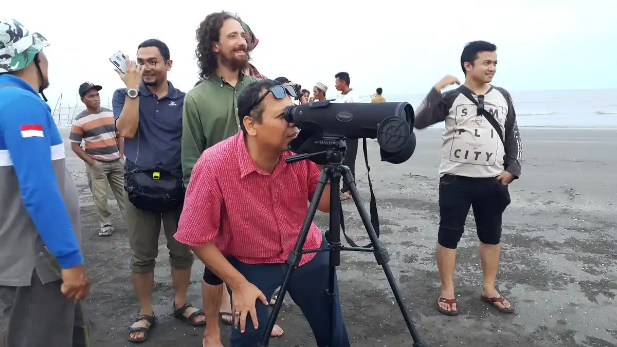 Pelancong Taiwan s/d Australia Datang ke Pantai Cemara, 'Berburu' Puluhan Ribu Burung Migran