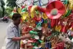 Penjualan Terompet Jelang Tahun Baru