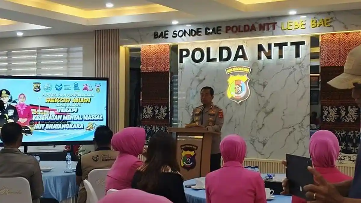 Polda NTT Raih Dua Rekor MURI atas Terapi Kesehatan Mental Massal Berbasis Metode USEFT - Pos-kupang.com