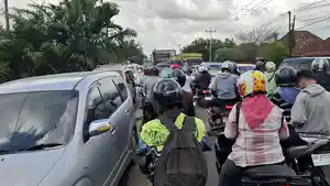 Kawasan-jembatan-Aurduri-Sat-macet-parah-2722025.jpg