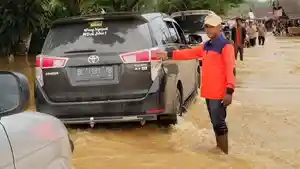 Kendaraan-mulai-melintasi-banjir-melanda-jalan-nasional-Alue-Bata-Tadu-Raya-Nagan-Raya.jpg