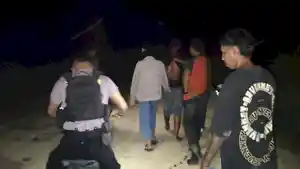 AMANKAN-Polisi-saat-mengamankan-tempat-kejadian-perkara-perkelahian-dua-remaja-di-bawah.jpg