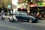 Hampir-setiap-hari-di-depan-toko-di-Jl-Trunojoyo-Pamekasan-mobil-parkir-di-depan-rambu.jpg