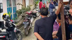 Warga-berkerumun-di-gang-tkp-rumah-korban-ditemukan-mengakhiri-hidup-di-kampung-tengah.jpg