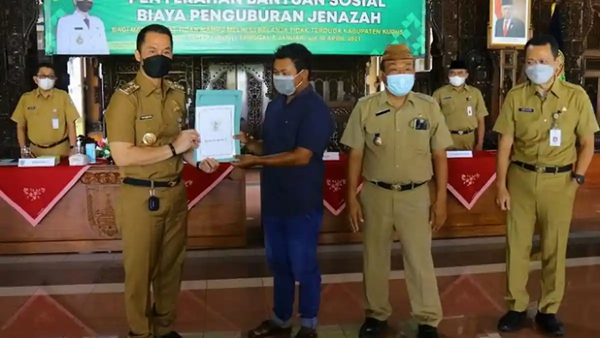 Bupati Kudus Santuni Pemakaman Warga Kurang Mampu‎ Rp 1 Juta