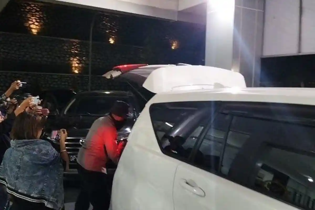 KPK Diduga Geledah Kantor BPK Papua Barat, Bawa 1 Koper dan Ransel Hitam