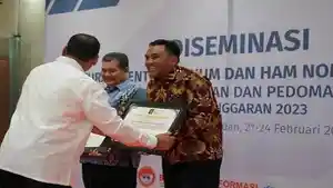 Kepala-Kantor-Imigrasi-TPI-Labuan-Bajo-Jaya-Mahendra-menerima-piagam-penghargaan.jpg
