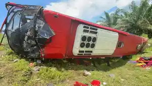 Bus-Halmahera-posisi-keluar-jalur-tol-setelah-mengalami-kecelakaan-Senin-115202611.jpg
