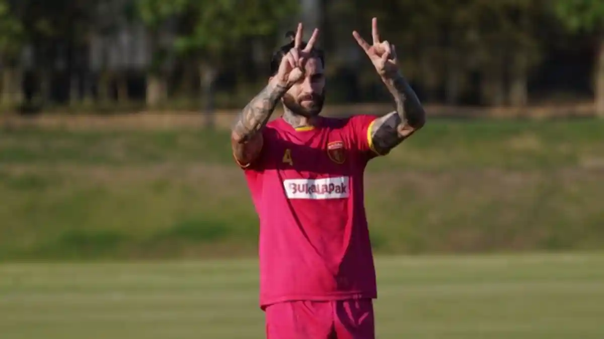 Tanggapi Kabar Diputusnya Kontrak Hariono dengan Persib Bandung, Bojan Malisic: Ini Sangat Memalukan