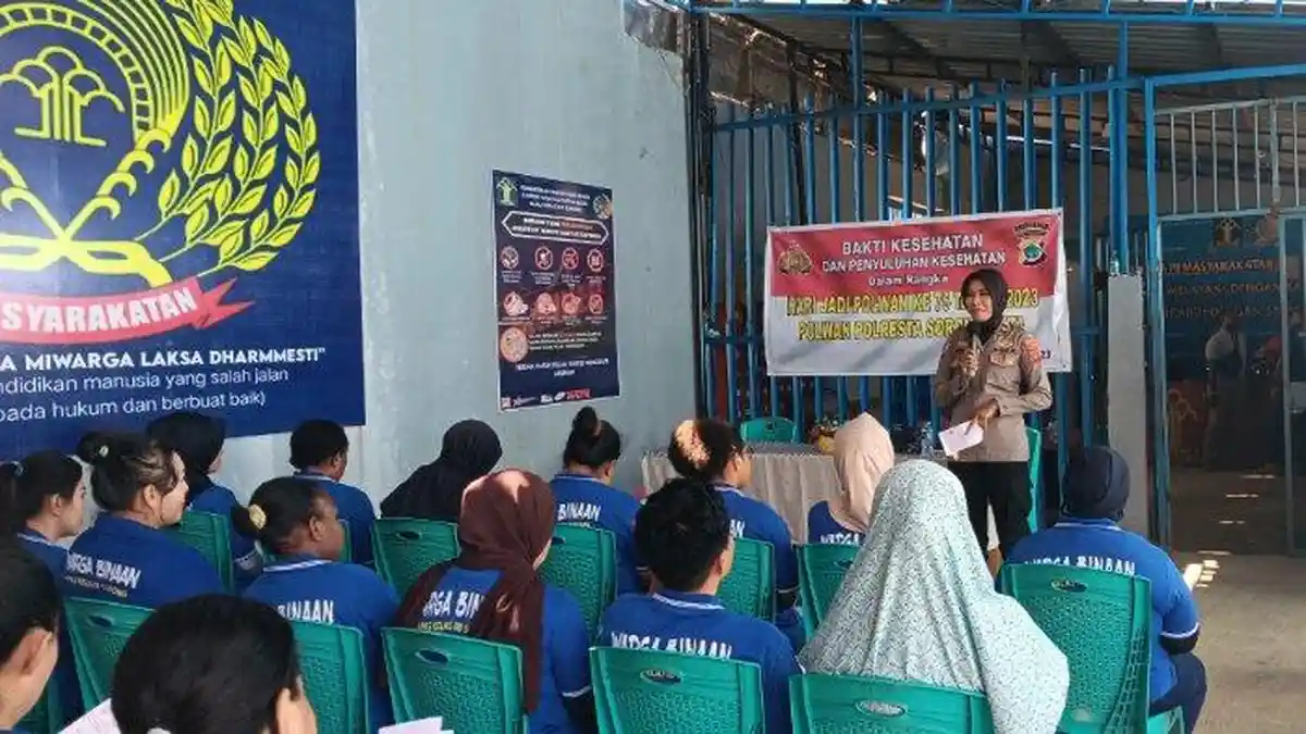 Polwan Polresta Sorong Sosialisasikan Bahaya PMS di Lapas Sorong