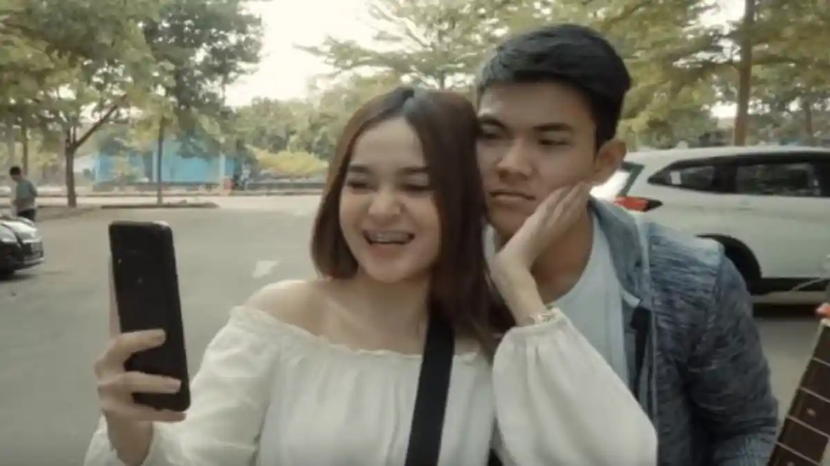 Chord Kunci Gitar Tri Suaka Aku Rela, Video Clipnya Trending Youtube