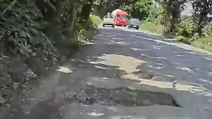 Penampakan-salah-satu-titik-jalan-rusak-di-Tapung-Kampar.jpg