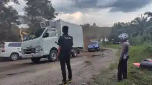 Kemacetan-Parah-Akibat-Dump-Truck-Terguling-di-Km-113-Merlung-Baru-Terurai-Setelah-4-Jam.jpg
