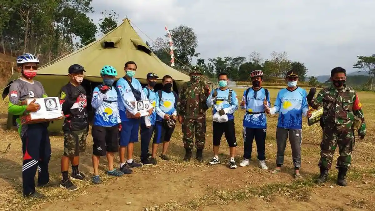 Komunitas Gowes Brebes Selatan Lakukan Bakti Sosial di Lokasi TMMD Reguler