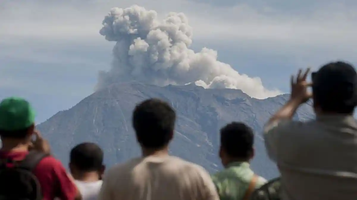 Gunung Agung Kembali Erupsi, Kolom Abu Terpantau Capai 1.500 Meter
