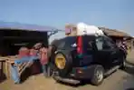 Pemudik Membeli Bawang Merah Brebes