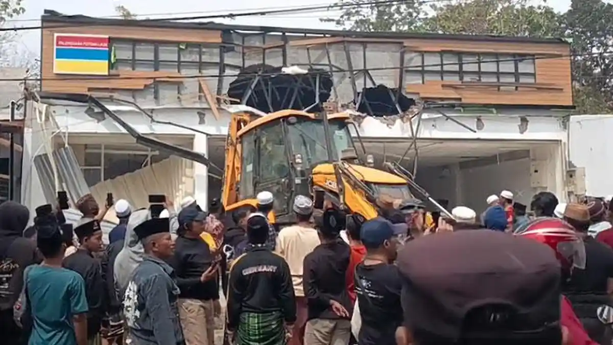 Gerai Indomaret di Desa Panaan Pamekasan Dibongkar Massa Pakai Alat Berat usai Ditolak Warga