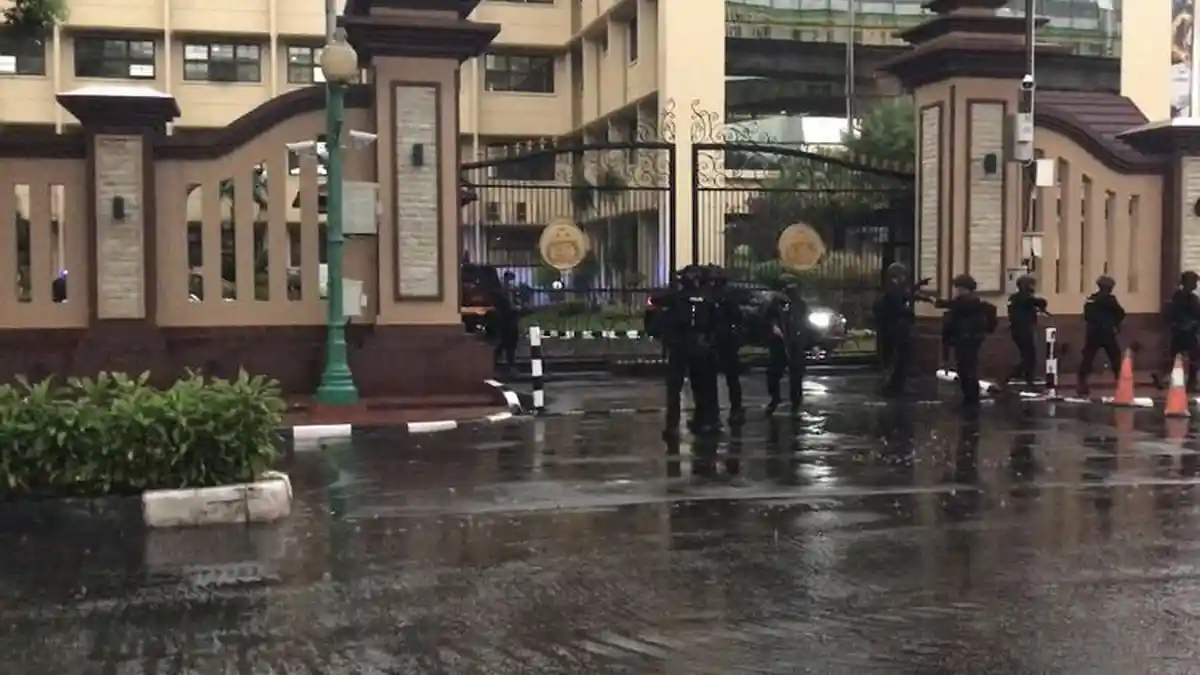 Orang Bersenjata Api Serang Mabes Polri, Diduga Perempuan dan Tewas Ditembak Dekat Ruang Kapolri