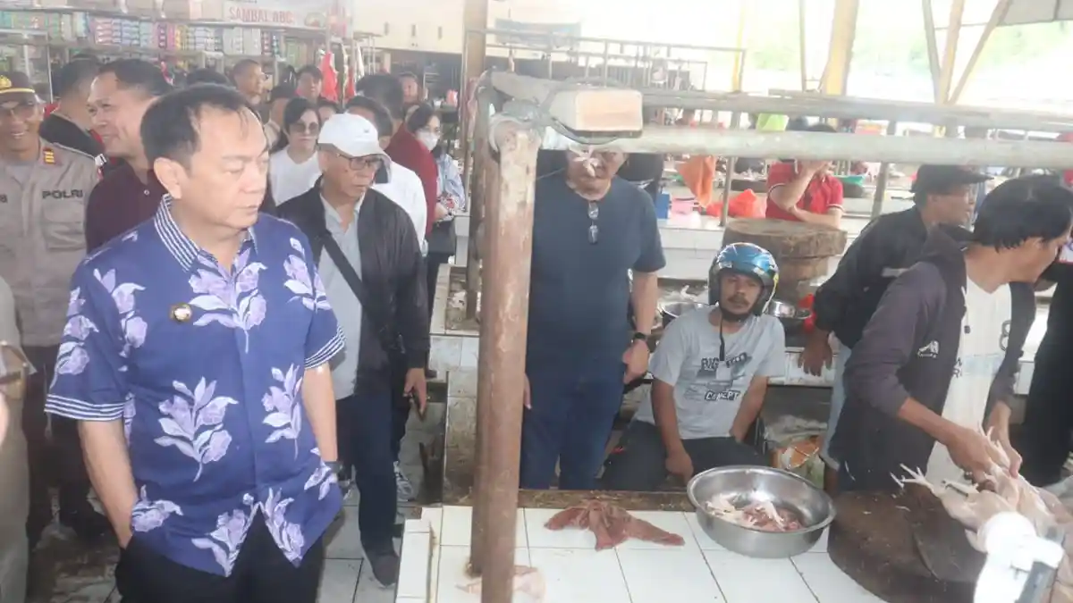 Wali Kota Tomohon Sidak Pasar Wilken, Pastikan Harga Bahan Pokok Stabil Jelang Hari Raya