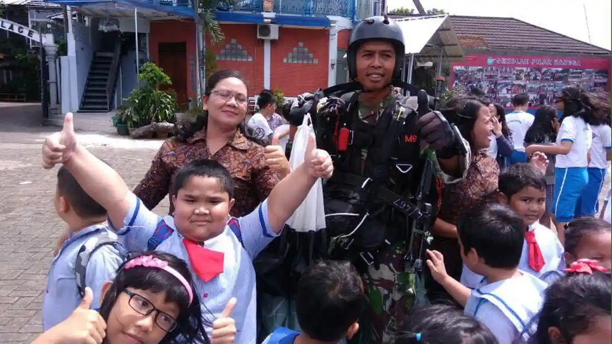Salah Mendarat, Prajurit Paskhas Ini Justru Diajak Selfie Oleh Murid-murid TK