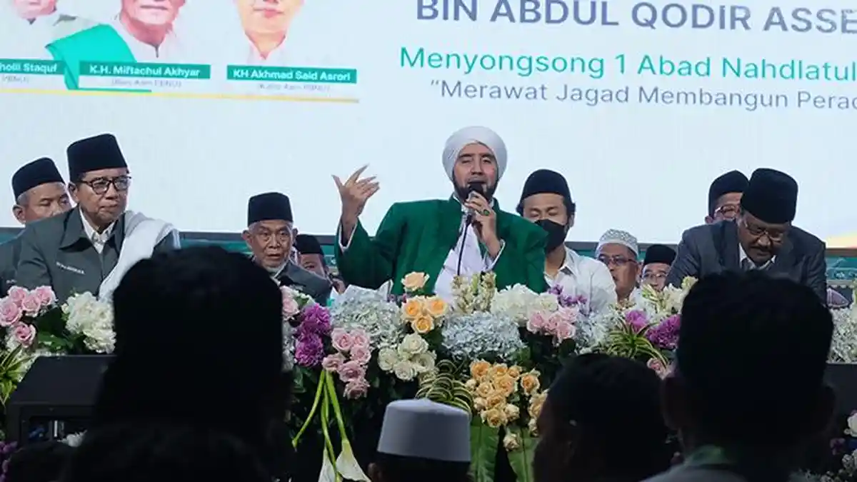 Dzikir dan Sholawat Habib Syech Dibanjiri Ribuan Orang, Tetap Semangat Meski Diguyur Hujan  