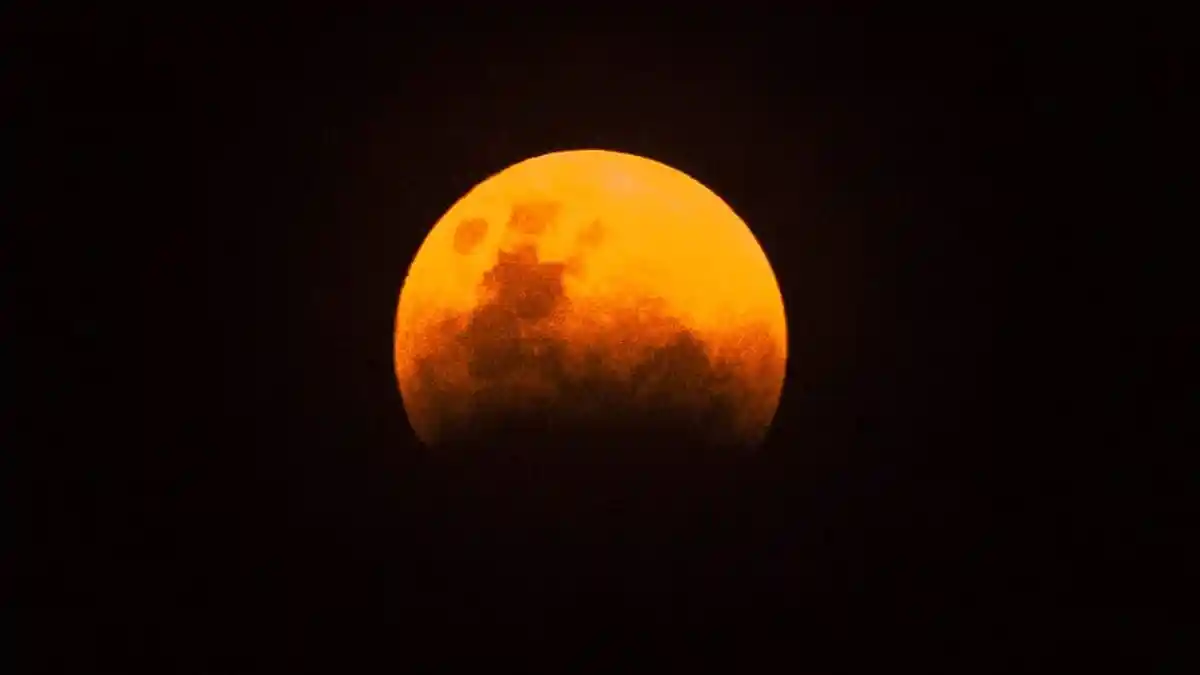 Efek Gerhana Bulan, LAPAN Minta Warga Waspada Gelombang Tinggi