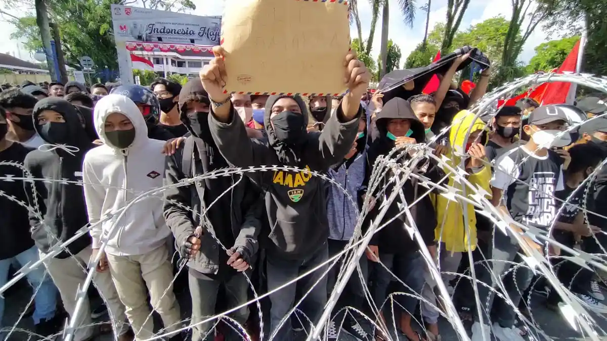 Demo Mahasiswa Tolak UU Cipta Kerja, Anggota DPRD Balikpapan Temui Massa dari Balik Pagar Berduri