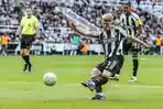 Inilah Profil Bek  Muda Newcastle United Senilai Rp608 Miliar yang Diincar Manchester United