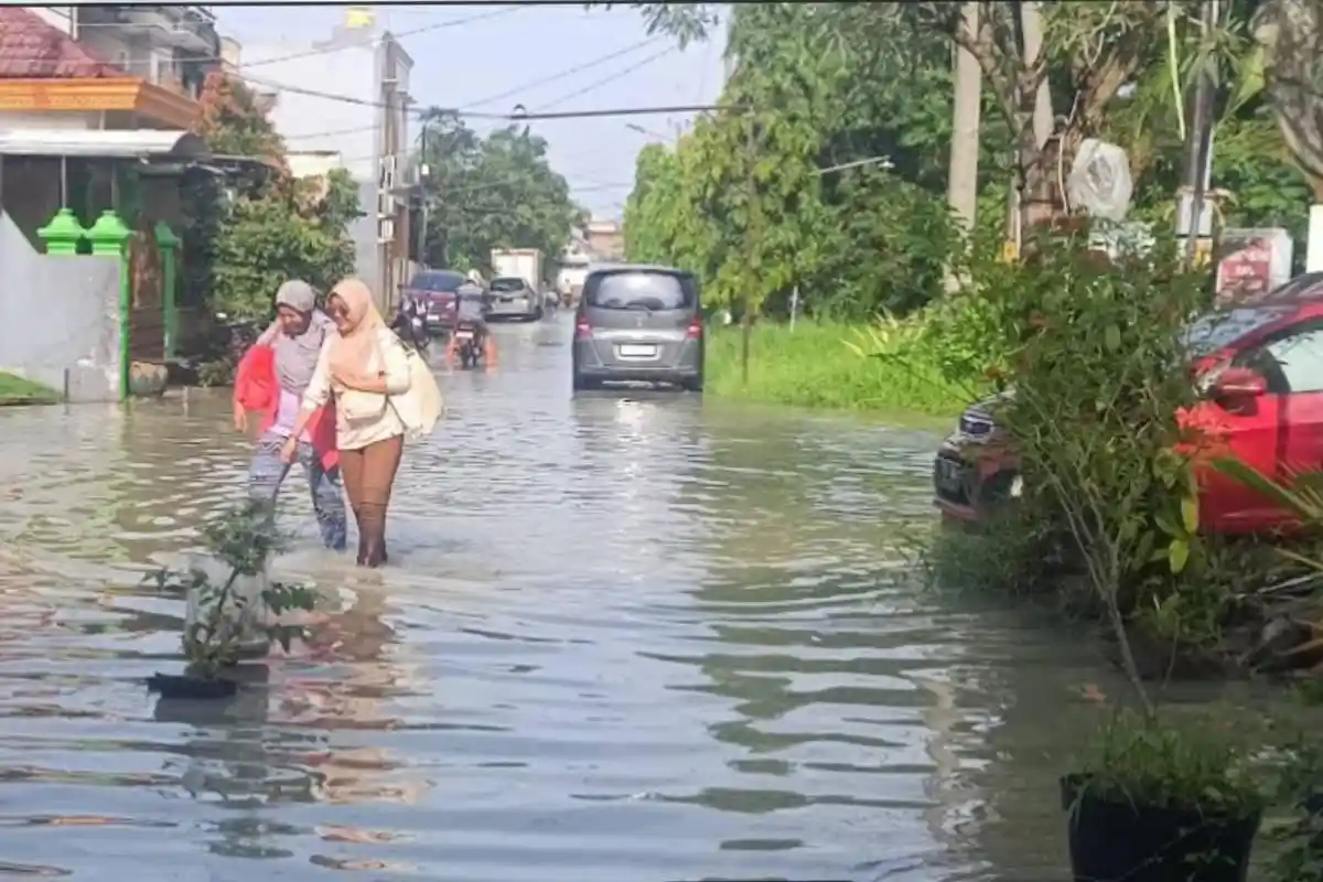 Hujan Deras dan Tanggul Jebol, Pemukiman di Menganti dan Benjeng Gresik Terendam Banjir