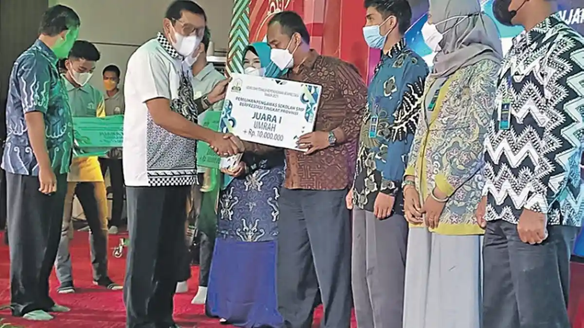 Juara I Guru dan Kepsek Berprestasi Diumrahkan