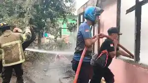 KEBAKARAN-BANGUNAN-Proses-pemadaman-satu-unit-rumah.jpg
