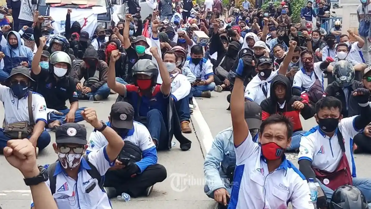 Buruh Desak Jokowi Lanjutkan Bantuan Subsidi Upah, Prediksi Akan Banyak PHK