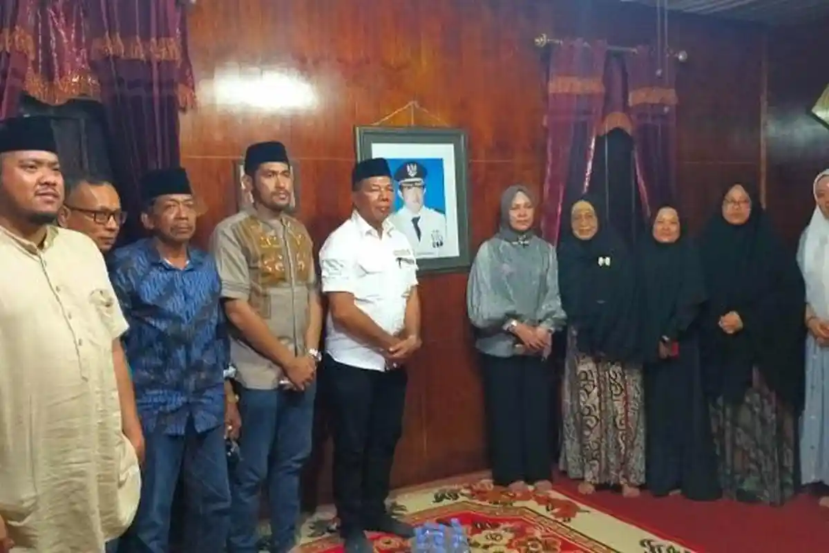 Tiba dari Jepang Bupati Bulukumba Andi Utta Ikuti Takziah Mantan Bupati AM Sukri