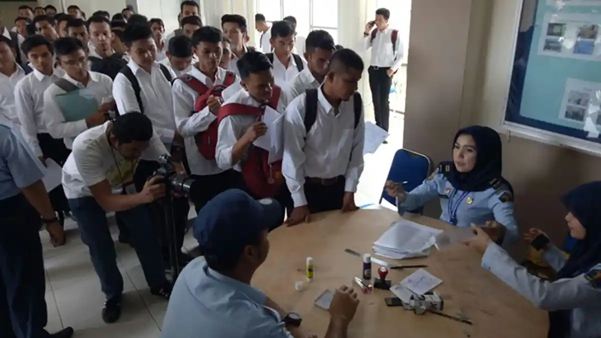 Kampus Abulyatama 'Diserbu' Pemuda-pemudi Berpakaian Putih