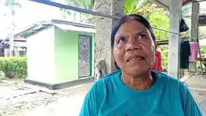 Mama-Martha-Esi-salah-satu-warga-Desa-Fataatu-Timur-yang-mendapat-bantuan-rehab-MCK.jpg