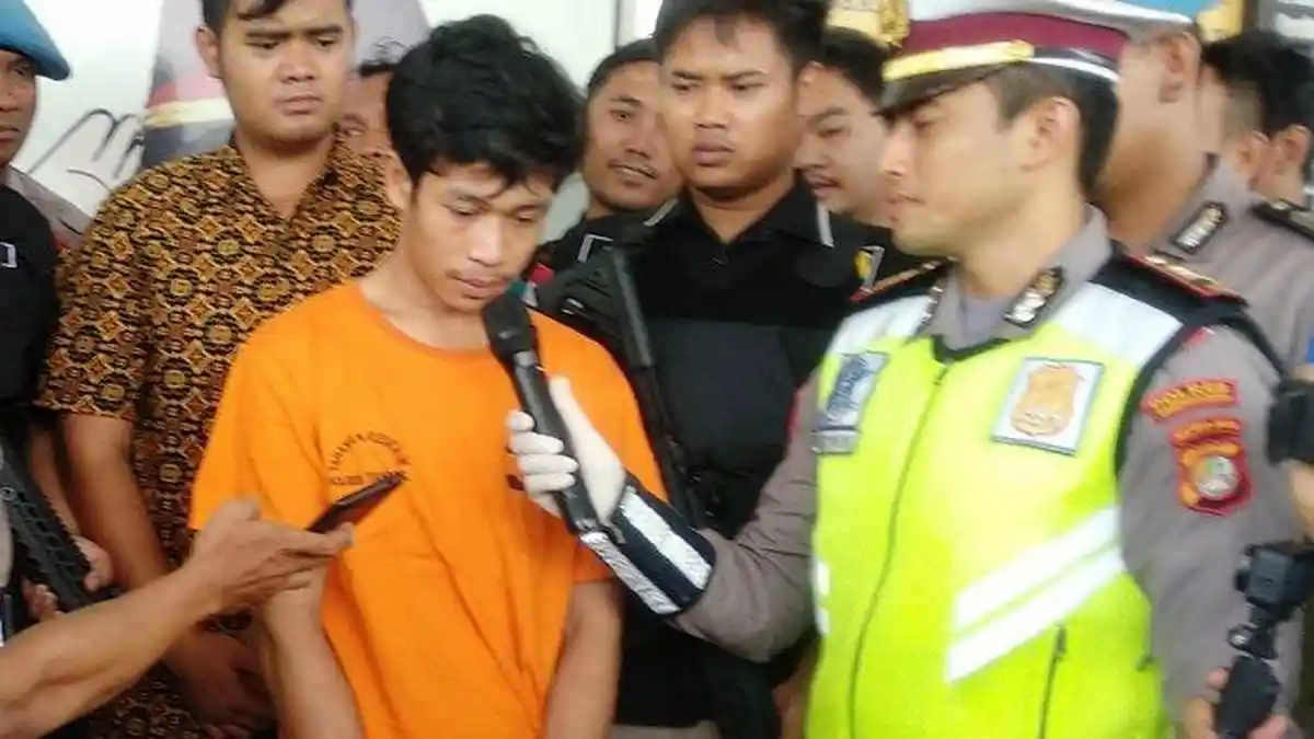 VIDEO: Pengendara yang Banting Motor karena Ditilang Menangis Sesenggukan di Depan Polisi
