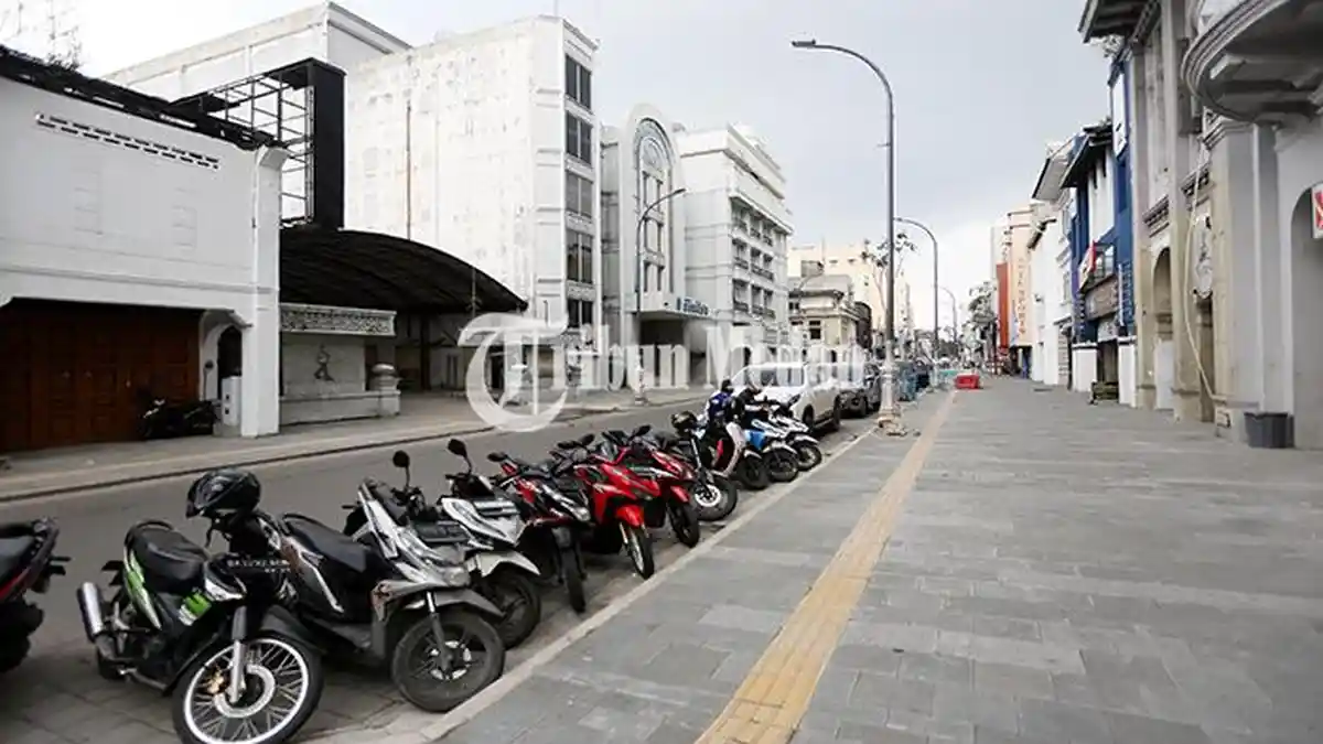 Berita Foto: Banyak Kendaraan Parkir di Atas Trotoar, Jalan Ahmad Yani Minim Lahan Parkir - 02102023_PARKIR-DIATAS-TROTOAR_ABDAN-SYAKURO-3.jpg