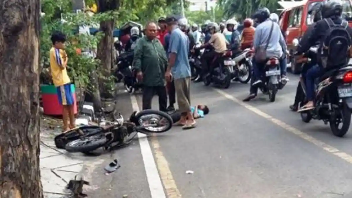 Kecelakaan Maut Hari Ini, Seorang Pemotor Tewas di Tempat Tabrak Pagar Besi Sampai Jebol