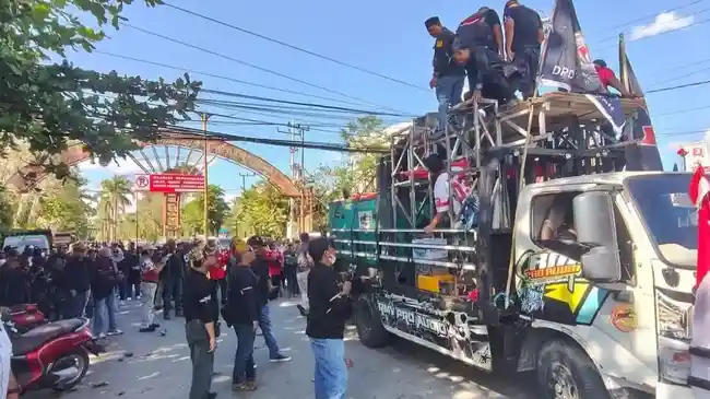 Demo Kaltim Hari Ini: Massa Desak Gubernur Mundur, Serahkan Rapor Merah Rudy Mas'ud kepada Kejati