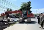 Alat-berat-membongkar-bangunan-liar-di-Jalan-HR-Soebrantas-dekat-simpang-Jalan-Bangau-Sakti.jpg