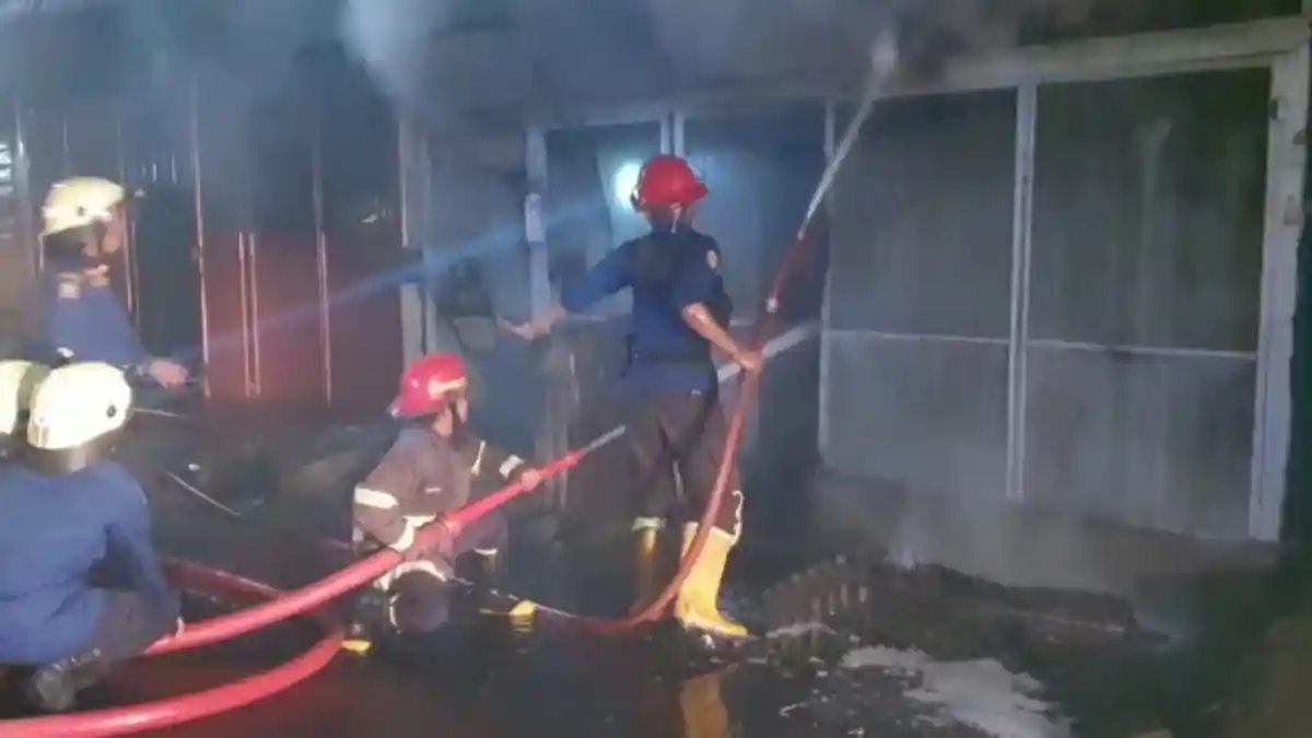 KEBAKARAN Gudang Pecah Belah di Medan Tembung, Petugas Kesulitan Memadamkan Api