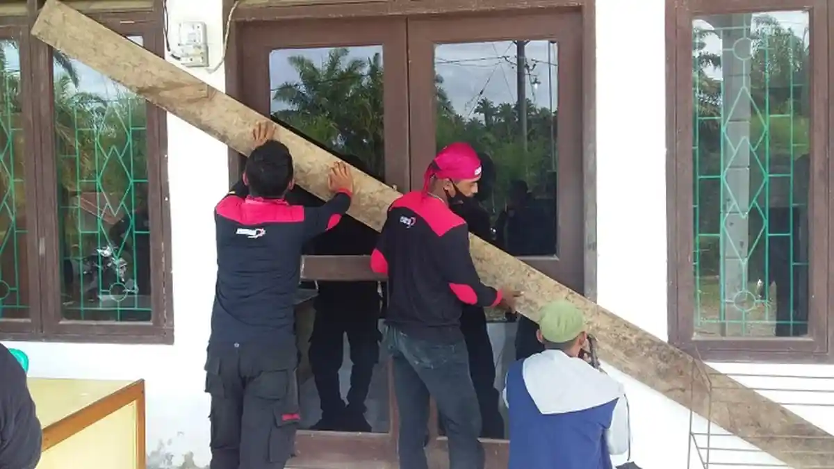 Penyegelan Kantor Mopoli Berlanjut   