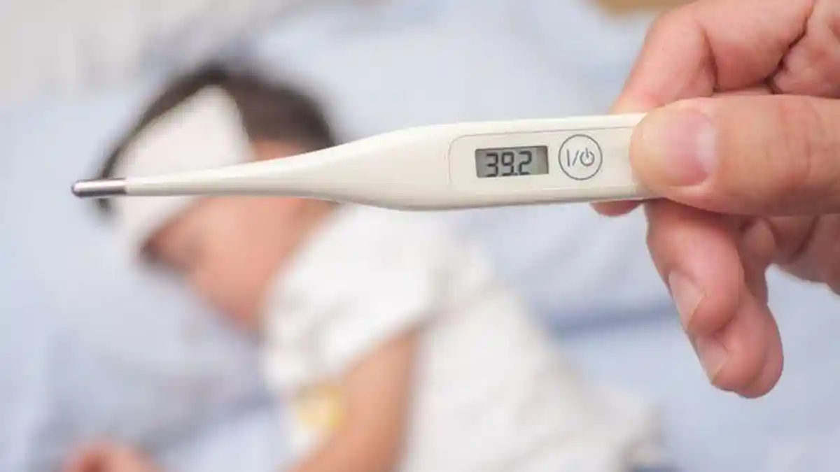 4 Cara Meredakan Demam pada Anak di Rumah Menurut Dokter, Bukan Kompres Air Dingin