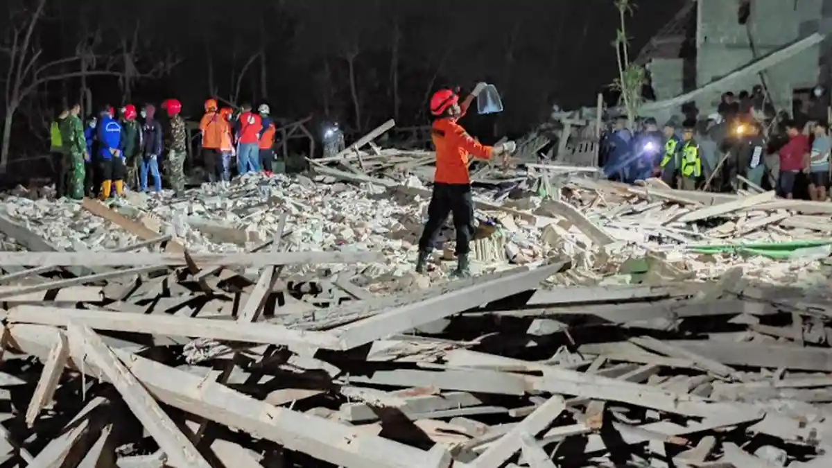 Rumah Meledak di Blitar: Bangunan Rata Dengan Tanah, Satu Orang Tewas