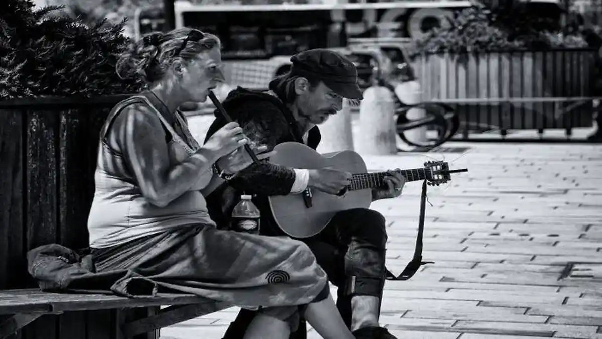Chord Gitar dan Lirik Lagu "Komang" Raim Laode: Perasaan Rindu Akan Kehadiran Seseorang