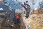 Proses-evakuasi-pekerja-yang-tertimbun-tanah-saat-memperbaiki-gorong-gorong.jpg