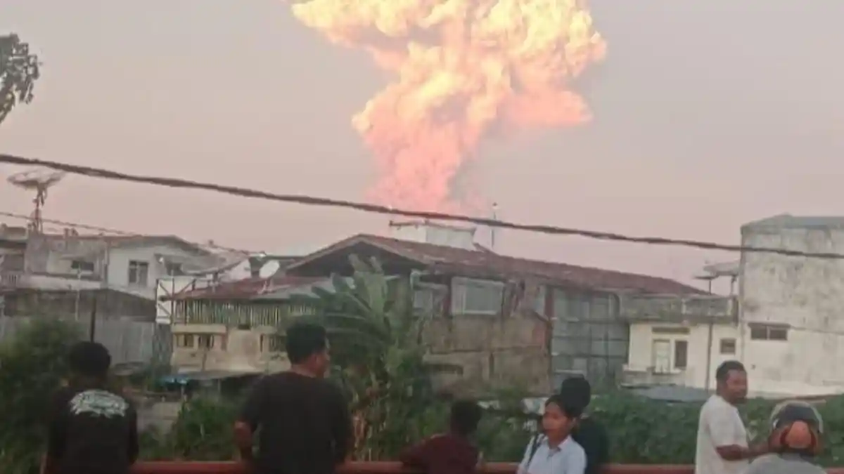 Lewotobi Kian Mencekam, Warga Radius Aman Mengungsi ke Desa Tetangga
