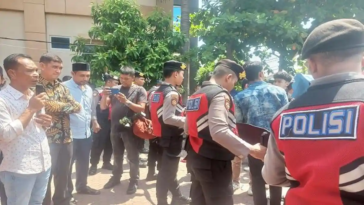 Puluhan Pemuda Gelar Unjuk Rasa di DPRK Bireuen