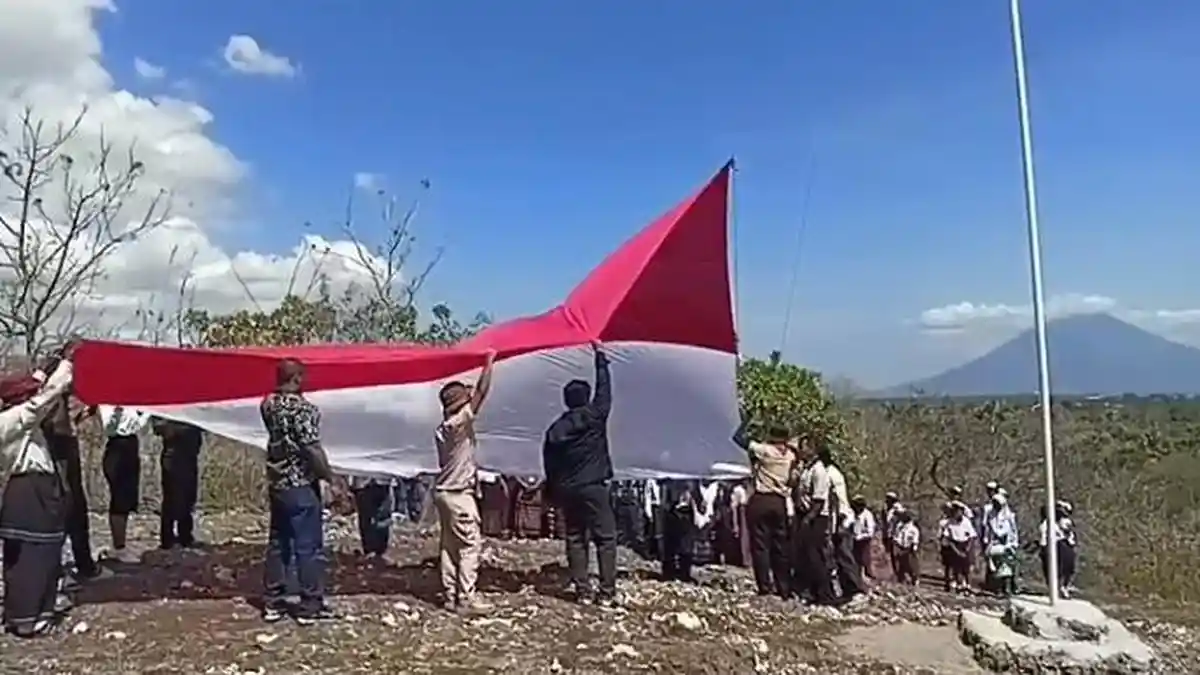 Bendera Indonesia Berukuran 24 Meter Berkibar di Bukit Merah Putih Selandoro Lembata